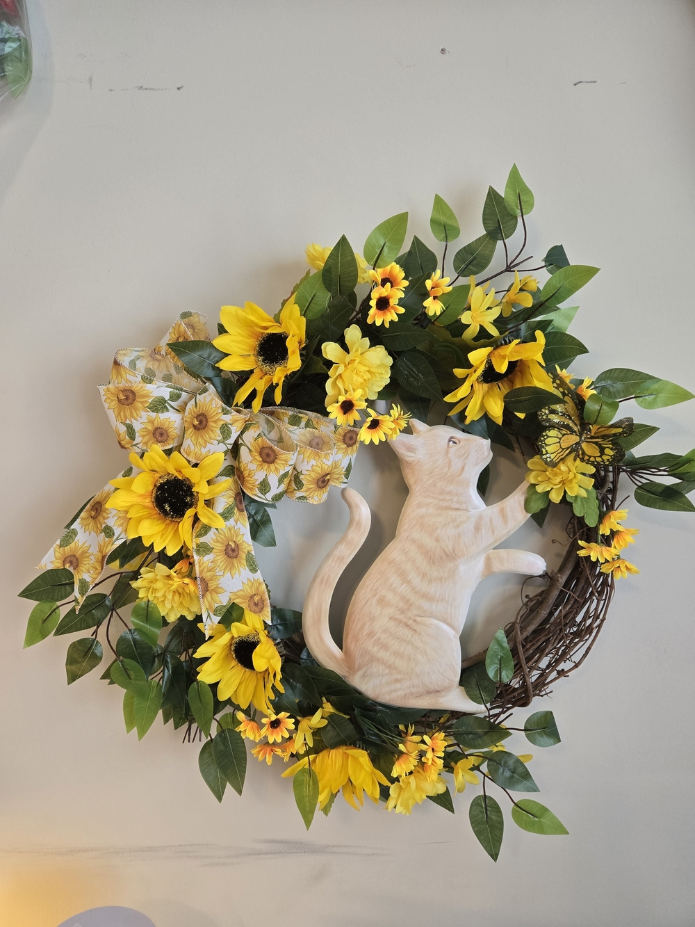 Sunflower Wreath with Cream Cat Accent